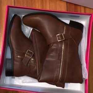 NWOT shoedazzle boots